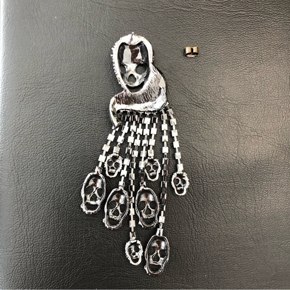 ‼️🔥last chance Unisex gunmetal color Rhinestone skull single earring - Picture 4 of 10